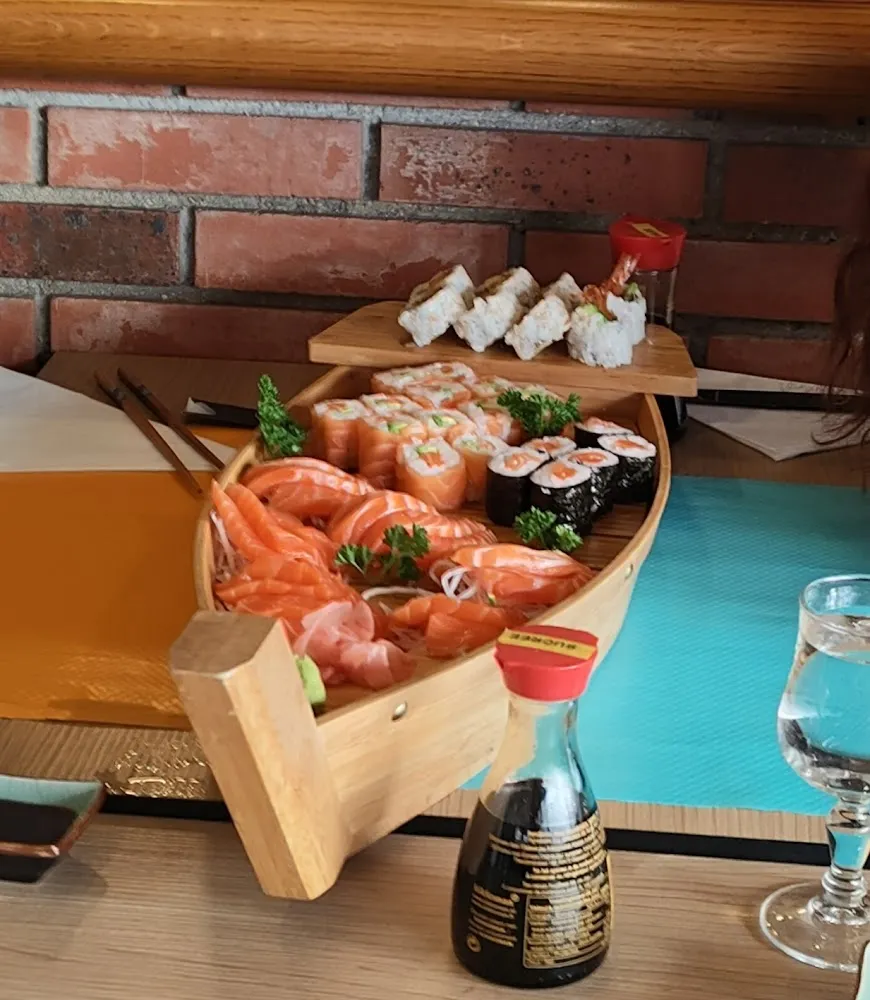 Assortiment de Sushis Et Sashimi